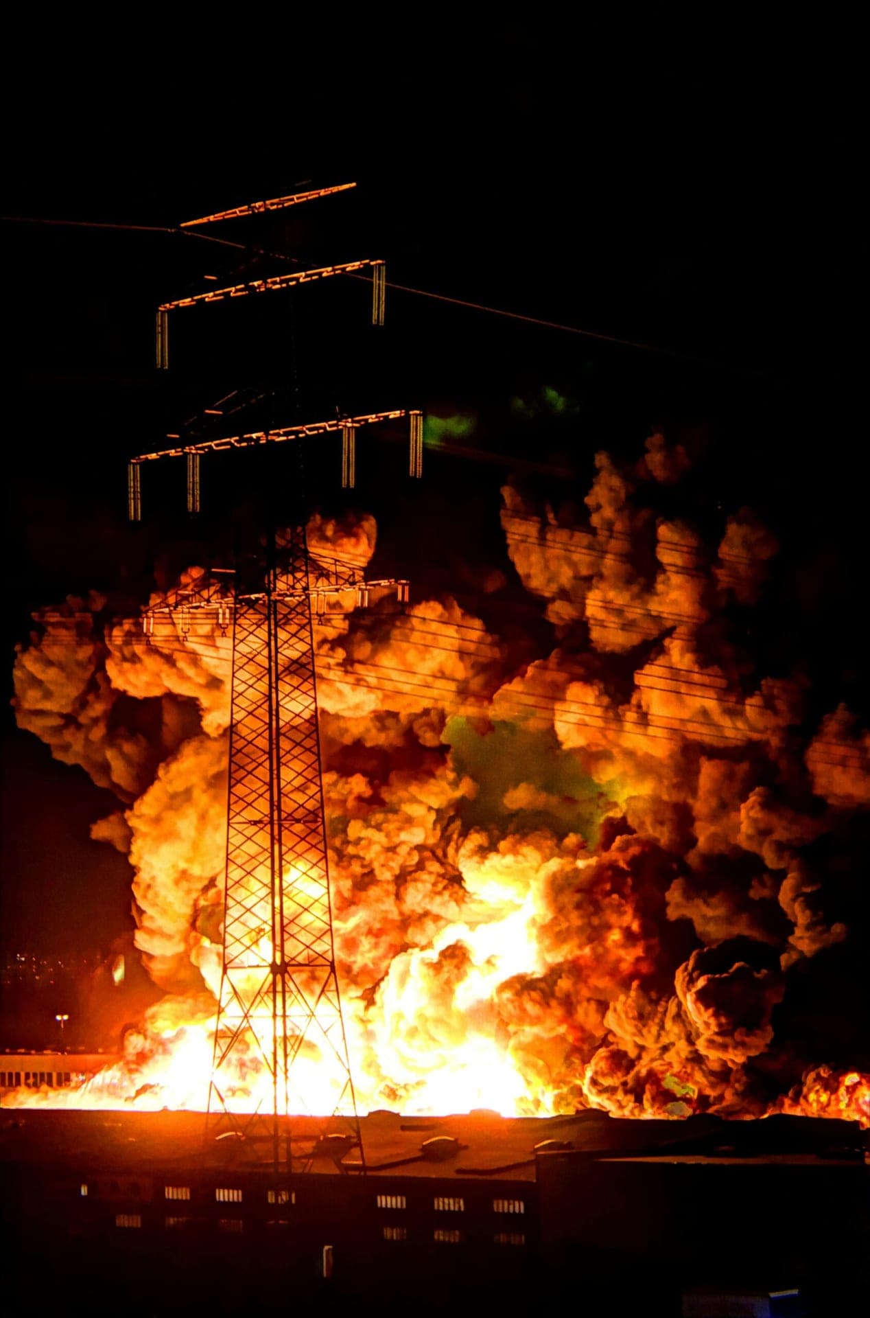 Los Angeles Refinery Eruption Triggers Citywide Impact