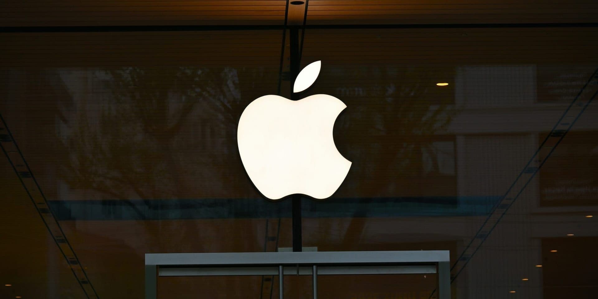 Apple Explores OpenAI and Anthropic Partnerships to Revamp Siri Amid AI Setbacks