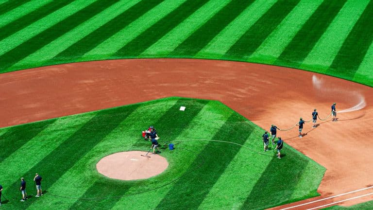 Dodgers Dominate Yankees 18–2 in Historic Blowout at Dodger Stadium