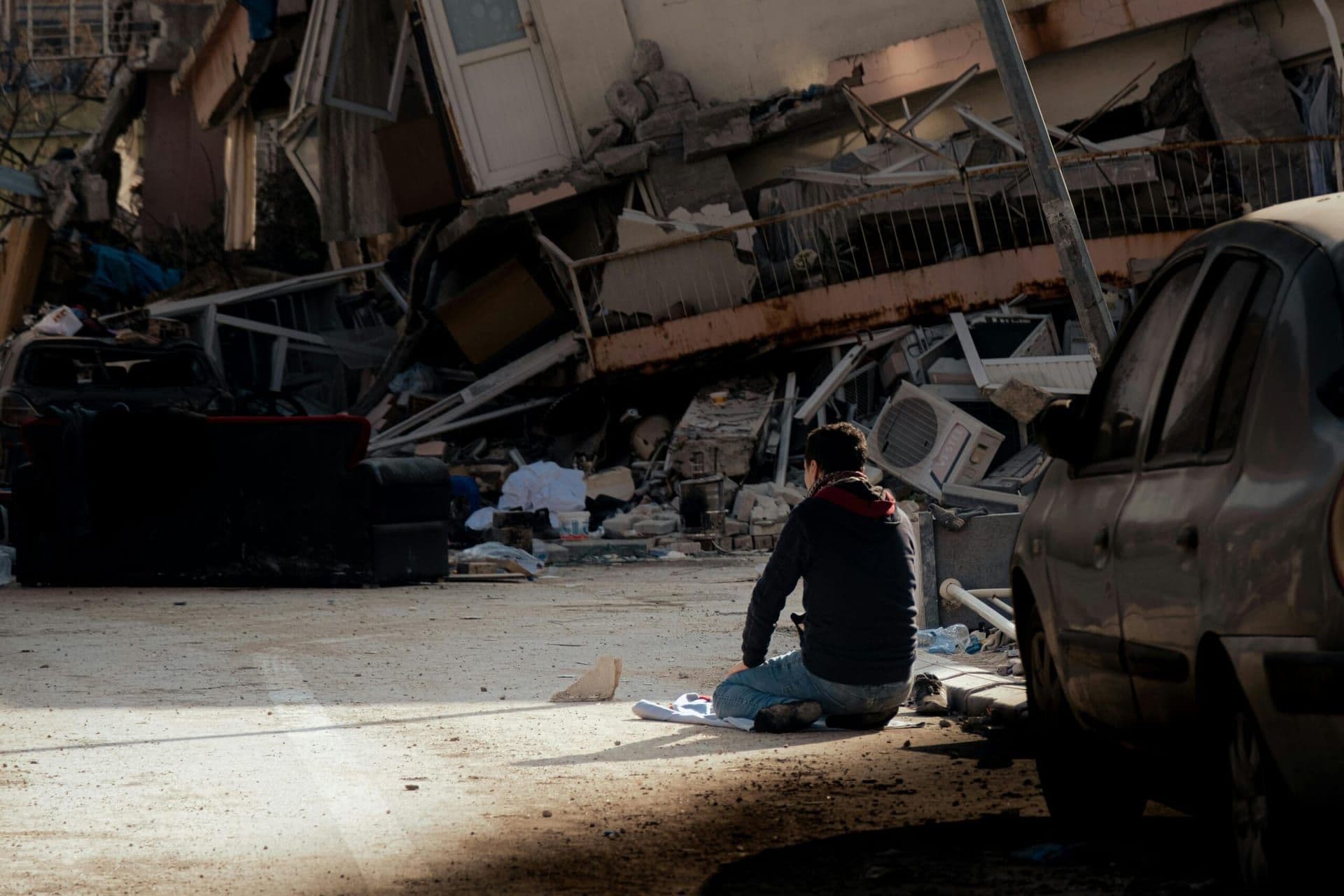 Major Earthquake Hits Los Angeles, Resulting in Extensive Damage and Disruption