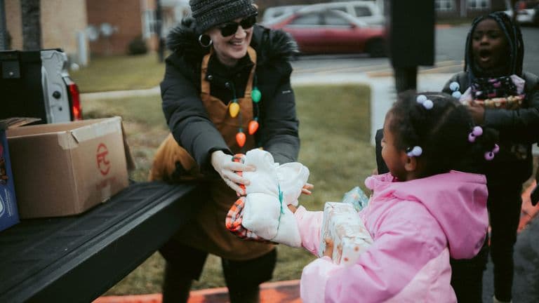 Los Angeles Celebrates a Remarkable Christmas Day with Record Charity Initiatives and Unmatched Holiday Enthusiasm
